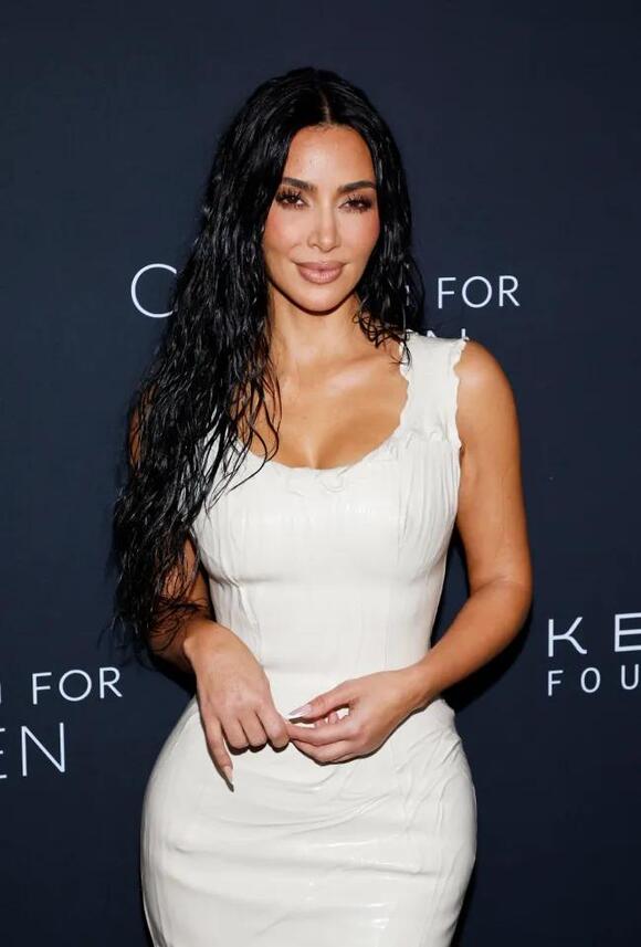 Kanye West foi considerado 'nojento' pelos fãs por não retornar a Los Angeles enquanto as crianças com Kim Kardashian evacuavam 4 https://img.particlenews.com/image.php?url=1KK9xI_0y8KCUFK00