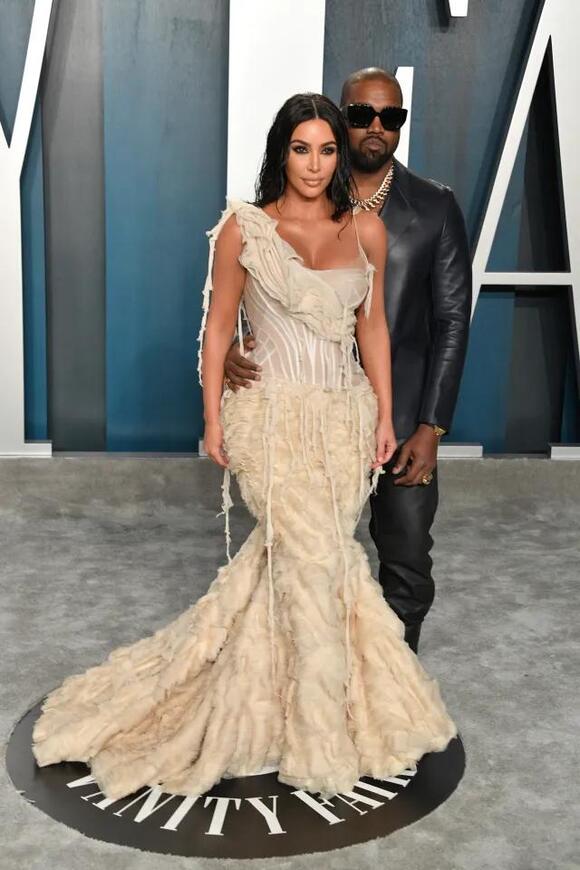 Kanye West foi considerado 'nojento' pelos fãs por não retornar a Los Angeles enquanto as crianças com Kim Kardashian evacuavam 6 https://img.particlenews.com/image.php?url=2Li1xg_0y8KCUFK00