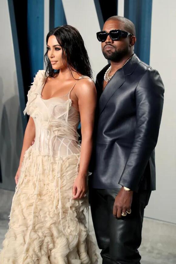 Kanye West foi considerado 'nojento' pelos fãs por não retornar a Los Angeles enquanto as crianças com Kim Kardashian evacuavam 7 https://img.particlenews.com/image.php?url=14TIIW_0y8KCUFK00