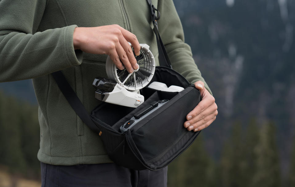 Flip da DJI combina o melhor de seus drones leves por US$ 439 4 O drone Flip leve e seguro para as pessoas da DJI se dobra de uma maneira nova e estranha