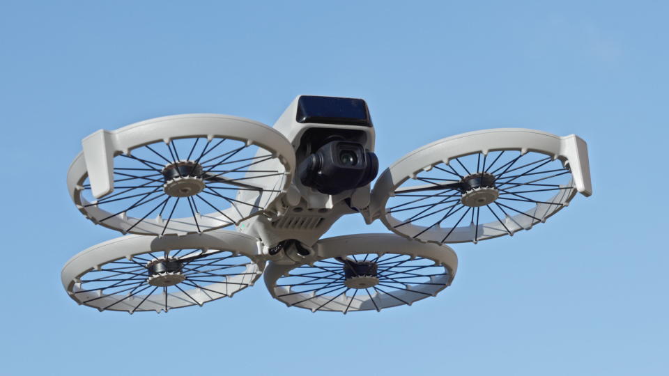 Flip da DJI combina o melhor de seus drones leves por US$ 439 2 O drone Flip leve e seguro para as pessoas da DJI se dobra de uma maneira nova e estranha