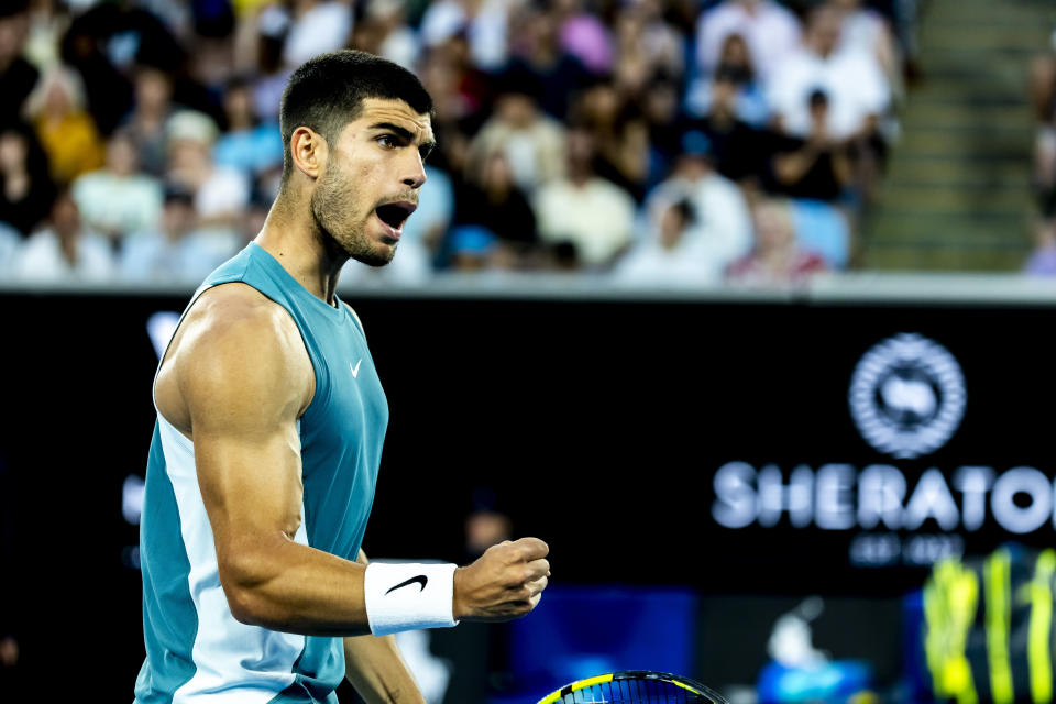 MELBOURNE, VIC - 13 DE JANEIRO: Carlos Alcaraz da Espanha comemora durante a primeira rodada do Aberto da Austrália de 2025 em 13 de janeiro de 2025, no Melbourne Park, em Melbourne, Austrália. (Foto de Jason Heidrich/Icon Sportswire via Getty Images)