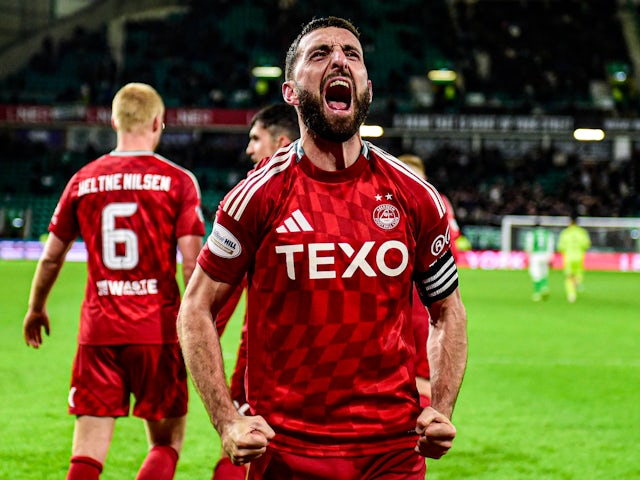 Graeme Shinnie, do Aberdeen, comemora em 26 de novembro de 2024