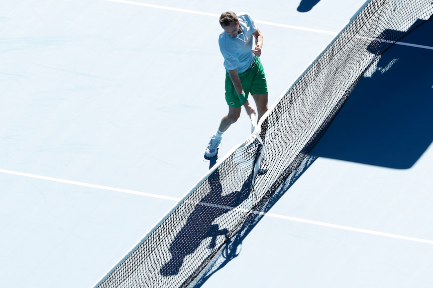 Daniil Medvedev quebra sua raquete contra uma câmera instalada na rede de tênis