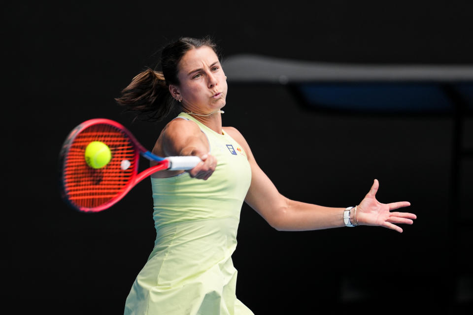 MELBOURNE, AUSTRÁLIA - 16 DE JANEIRO: Emma Navarro dos Estados Unidos joga um forehand na partida da segunda rodada de simples feminino contra Xiyu Wang da China durante o quinto dia do Aberto da Austrália de 2025 em Melbourne Park em 16 de janeiro de 2025 em Melbourne, Austrália. (Foto de Shi Tang/Getty Images)