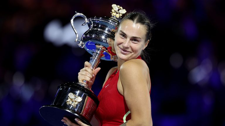 Aryna Sabalenka posa com a Daphne Akhurst Memorial Cup após a partida da final de simples feminino entre Qinwen Zheng da China e Aryna Sabalenka durante o Aberto da Austrália de 2024 em Melbourne Park em 27 de janeiro de 2024 em Melbourne, Austrália. (Foto de Julian Finney/Getty Images)