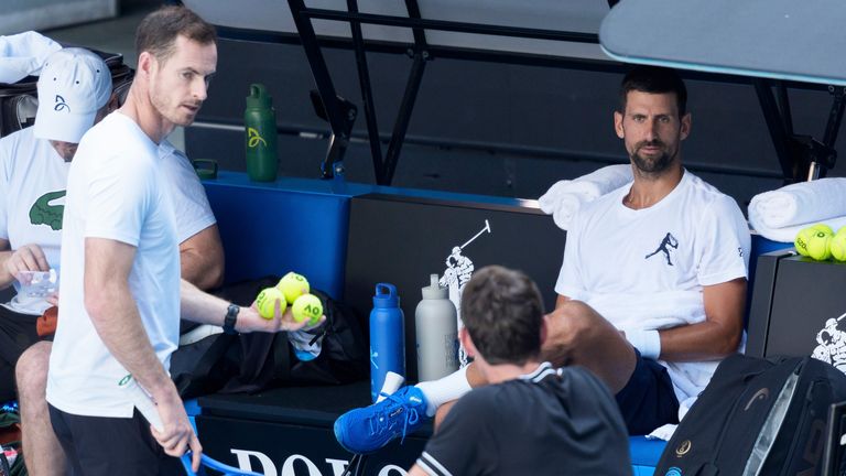 Novak Djokovic e seu novo técnico Andy Murray em uma sessão de treinos antes do início do Aberto da Austrália de 2025