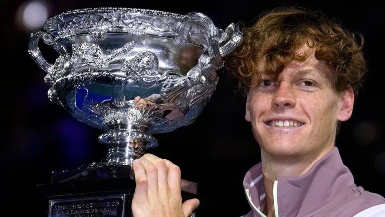 Jannik Sinner, da Itália, segura a Norman Brookes Challenge Cup depois de derrotar Daniil Medvedev, da Rússia, na final individual masculina do campeonato de tênis do Aberto da Austrália em Melbourne Park, em Melbourne, Austrália, domingo, 28 de janeiro de 2024. (AP Photo / Andy Won)