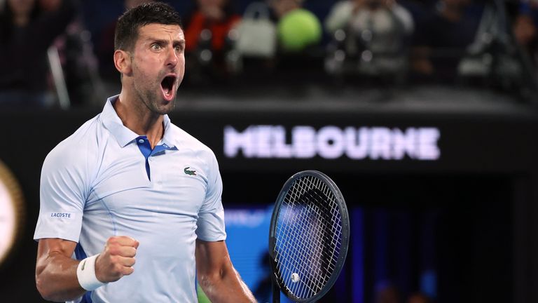 Novak Djokovic, da Sérvia, reage durante sua partida da quarta rodada contra Adrian Mannarino, da França, no campeonato de tênis do Aberto da Austrália em Melbourne Park, Melbourne, Austrália, domingo, 21 de janeiro de 2024. (AP Photo/Asanka Brendon Ratnayake)