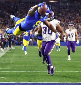 Jared Verse, do Rams, mergulha na end zone para marcar depois de retornar um fumble de 57 jardas contra os Vikings.