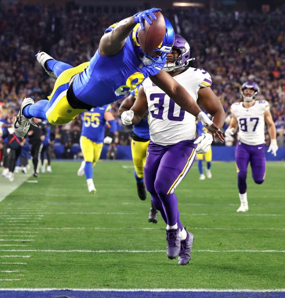 Jared Verse, do Rams, mergulha na end zone para marcar depois de retornar um fumble de 57 jardas contra os Vikings.