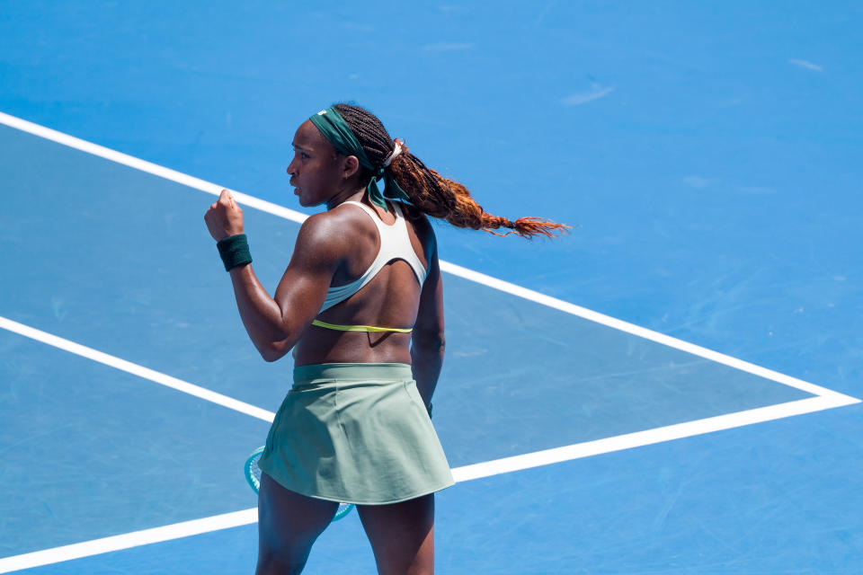 MELBOURNE, AUSTRÁLIA - 19 DE JANEIRO: Coco Gauff dos Estados Unidos comemora um ponto contra Belinda Bencic da Suíça na partida da quarta rodada de simples feminino durante o sexto dia do Aberto da Austrália de 2025 em Melbourne Park em 19 de janeiro de 2025 em Melbourne, Austrália. (Foto de Andy Cheung/Getty Images)