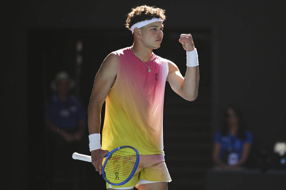 MELBOURNE, AUSTRÁLIA - 22 DE JANEIRO: Ben Shelton dos Estados Unidos da América em ação contra Lorenzo Sonego da Itália (não visto) durante as quartas de final do torneio de tênis Grand Slam do Aberto da Austrália em Melbourne Park, em Melbourne, Austrália, em 22 de janeiro de 2025 ( Foto de Mark Avellino/Anadolu via Getty Images)