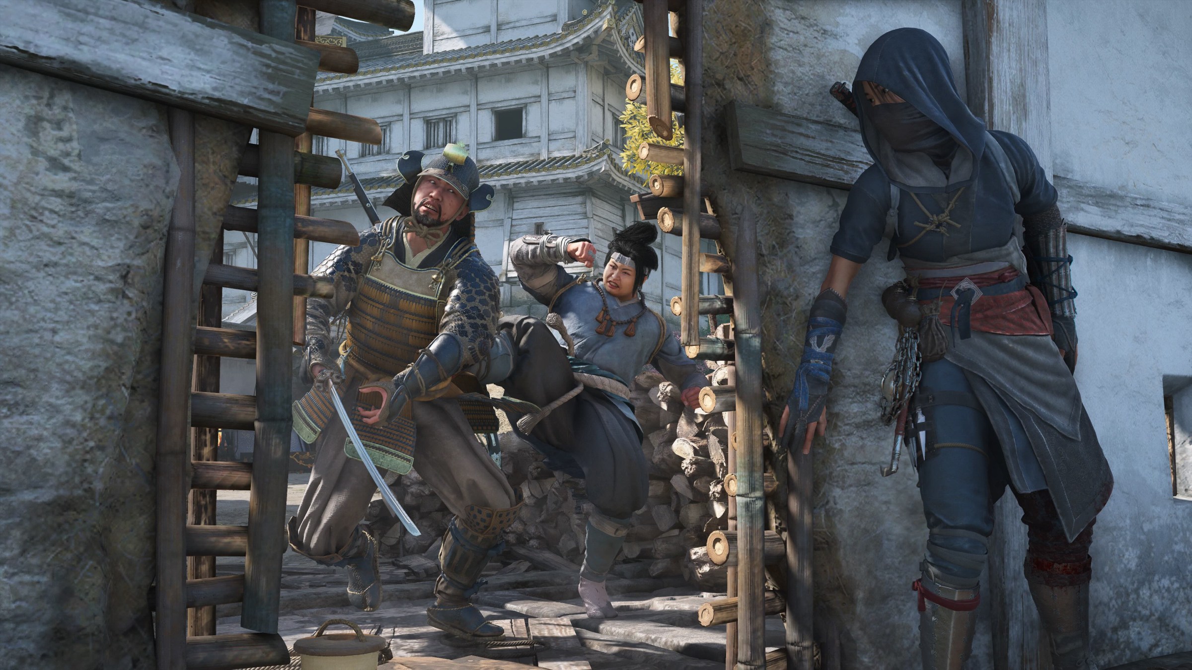 A prévia de Assassin's Creed Shadows mostra que os fãs de jogos AC esperaram 1 Naoe está perto de uma lacuna em uma parede se preparando para esfaquear inimigos em Assassin's Creed Shadows