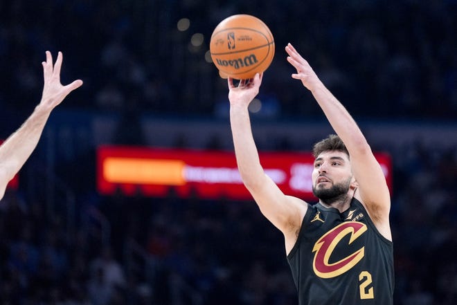 O guarda de Cleveland, Ty Jerome (2), dispara um ponteiro de dois pontos no segundo trimestre durante um jogo da NBA entre o Oklahoma City Thunder e o Cleveland Cavaliers no Paycom Center em Oklahoma City, na quinta-feira, 16 de janeiro de 2025.