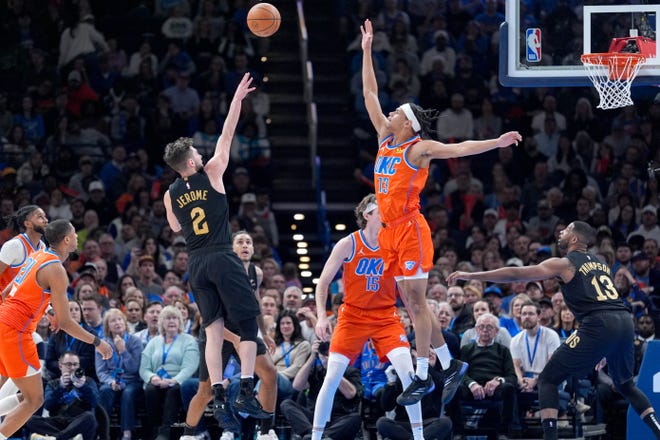 O guarda de Cleveland, Ty Jerome (2), dispara sobre o atacante de Ousmane Dieng (13) no quarto trimestre de Oklahoma, durante um jogo da NBA entre o Oklahoma City Thunder e o Cleveland Cavaliers no Centro de Paycom em Oklahoma City, na quinta -feira, 16 de janeiro de 2025 .