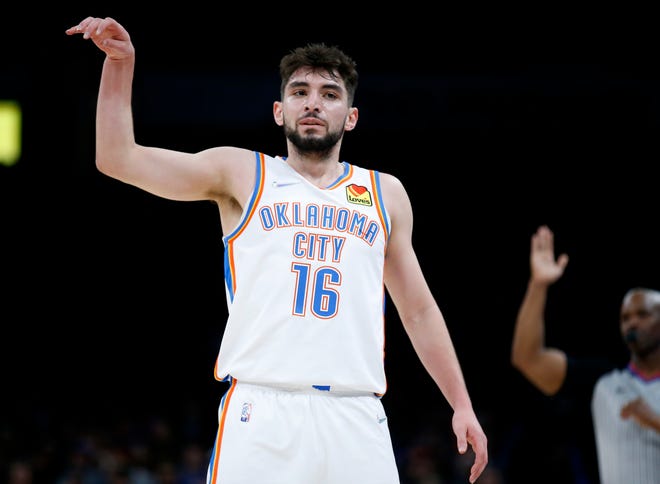 Ty Jerome (16) reage após uma cesta de 3 pontos no primeiro tempo durante o jogo de basquete da NBA entre o Oklahoma City Thunder e o Toronto Raptors no Paycom Center em Oklahoma City, quarta-feira, 9 de fevereiro de 2022.