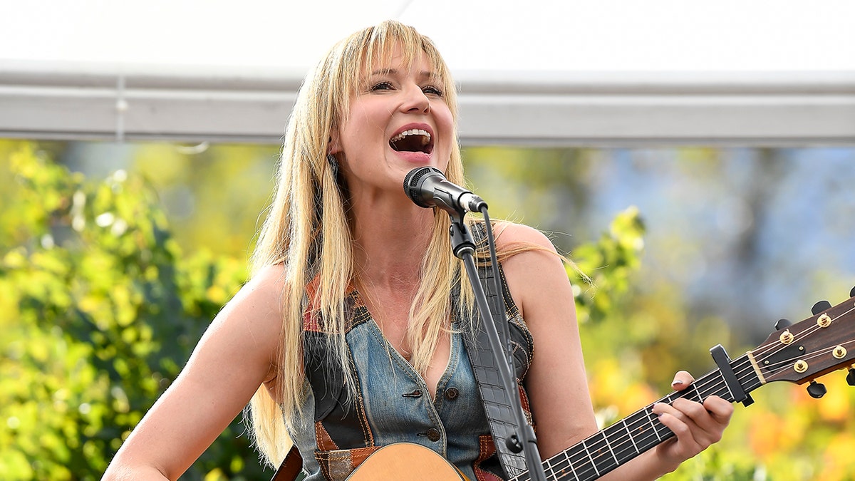 Jewel defende o desempenho da bola de RFK Jr. MAHA, diz que a administração Trump está disposta a ajudar na crise de saúde mental 3 Jóia com guitarra