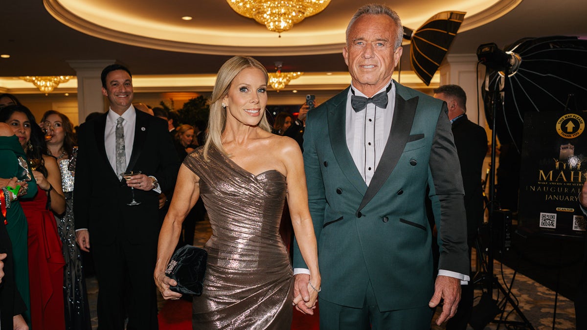 Jewel defende o desempenho da bola de RFK Jr. MAHA, diz que a administração Trump está disposta a ajudar na crise de saúde mental 5 Cheryl Hines brilha com vestido dourado ao lado de Robert F. Kennedy Jr.