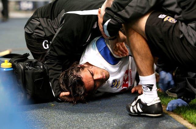 De Zidane Headbutt a Di Canio Ref Push - 7 momentos chocantes de campo de futebol 1 Pedro Mendes recebe tratamento depois de ser cotovelado por Ben Thatcher (Peter Byrne/PA)