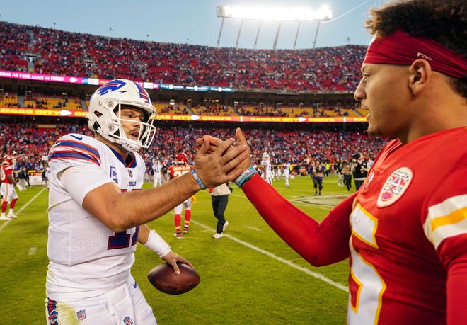 O quarterback do Buffalo Bills, Josh Allen (17), aperta a mão do quarterback do Kansas City Chiefs, Patrick Mahomes (15), após um jogo no GEHA Field no Arrowhead Stadium em 16 de outubro de 2022.