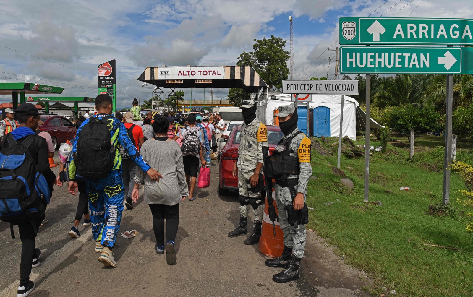 Caravana parte do México na tentativa de entrar nos EUA antes que Donald Trump assuma presidência — Foto: Isaac Guzman/AFP