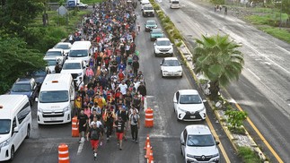 A coluna avançou da cidade de Tapachula, no estado de Chiapas, na fronteira com a Guatemala, pouco antes do amanhecer para se dirigir à rodovia — Foto: Isaac Guzman/AFP