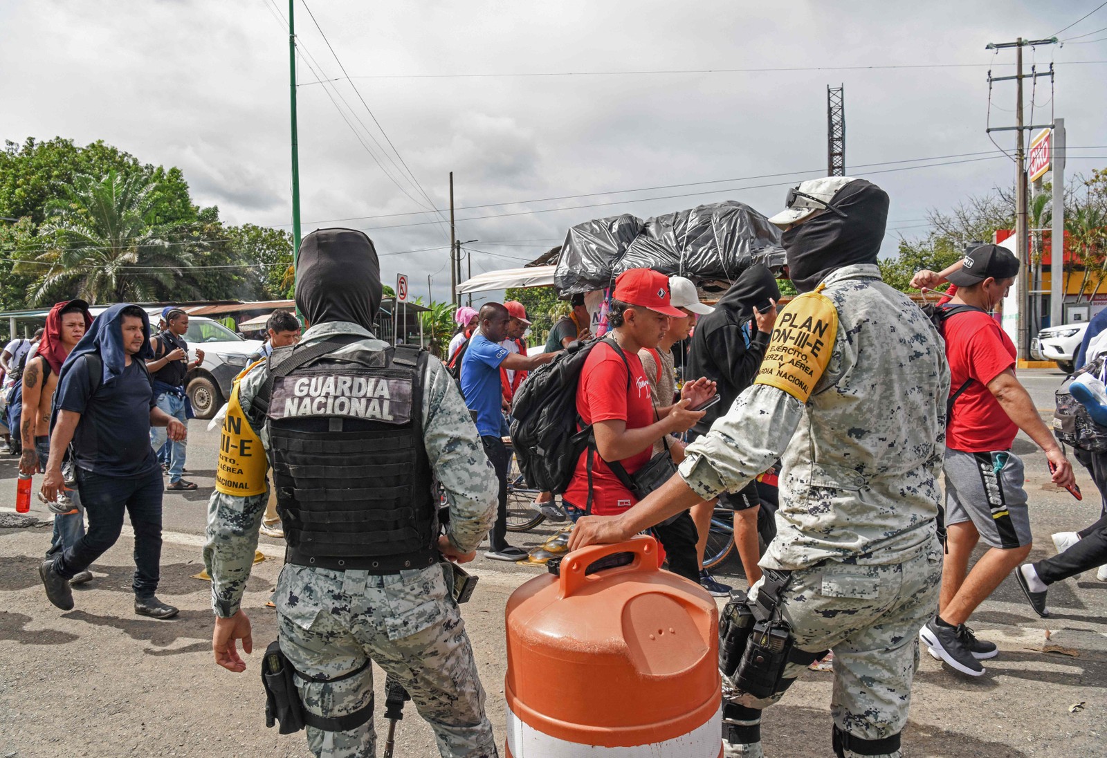 Migrantes costumam organizar mobilizações para pressionar entrega de passagens seguras que lhes permitam avançar por conta própria em território mexicano — Foto: Isaac Guzman/AFP