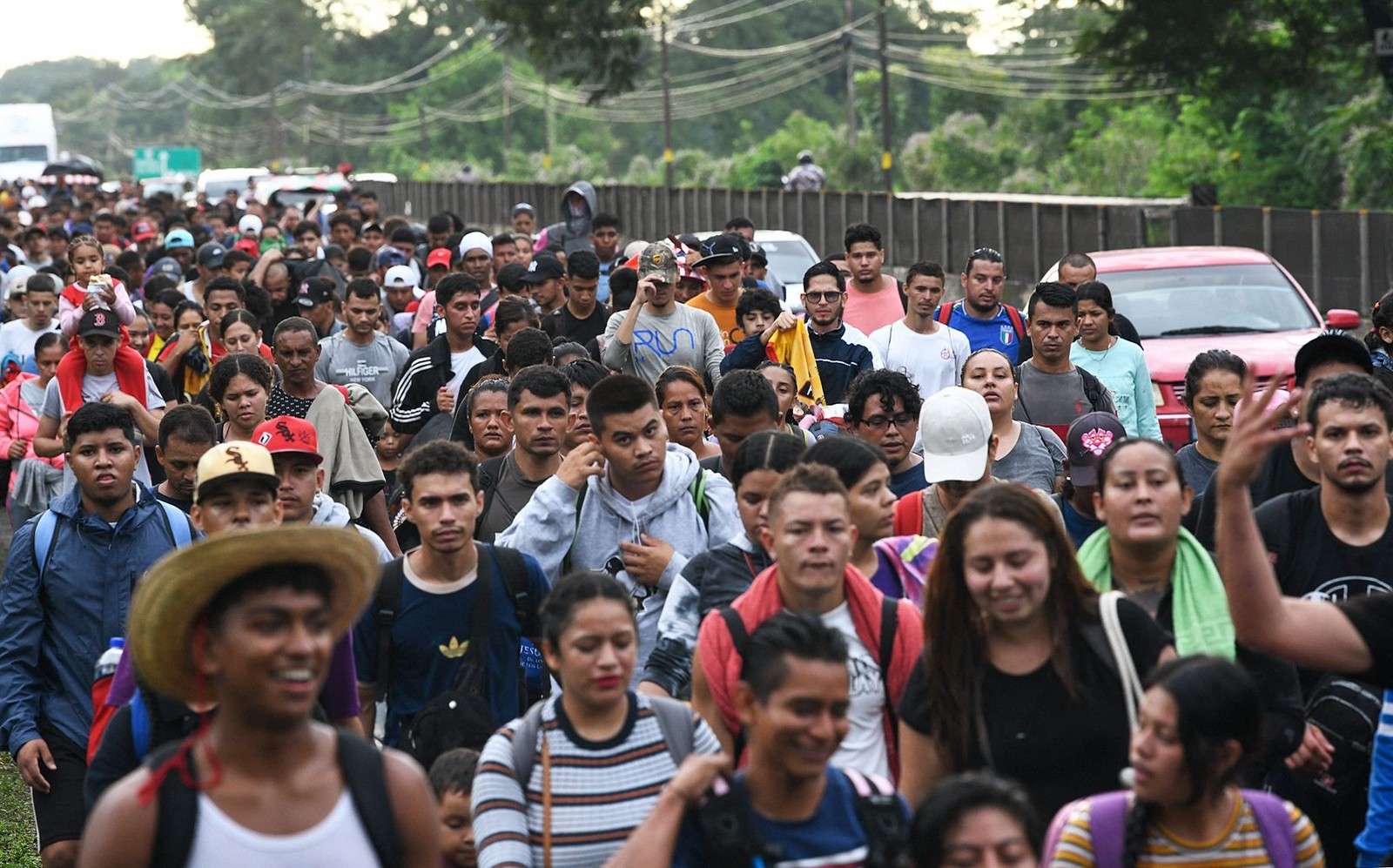 A caravana, que é a terceira desde as eleições nos Estados Unidos, é composta principalmente por venezuelanos, a maioria jovens, além de famílias com filhos pequenos — Foto: Isaac Guzman/AFP