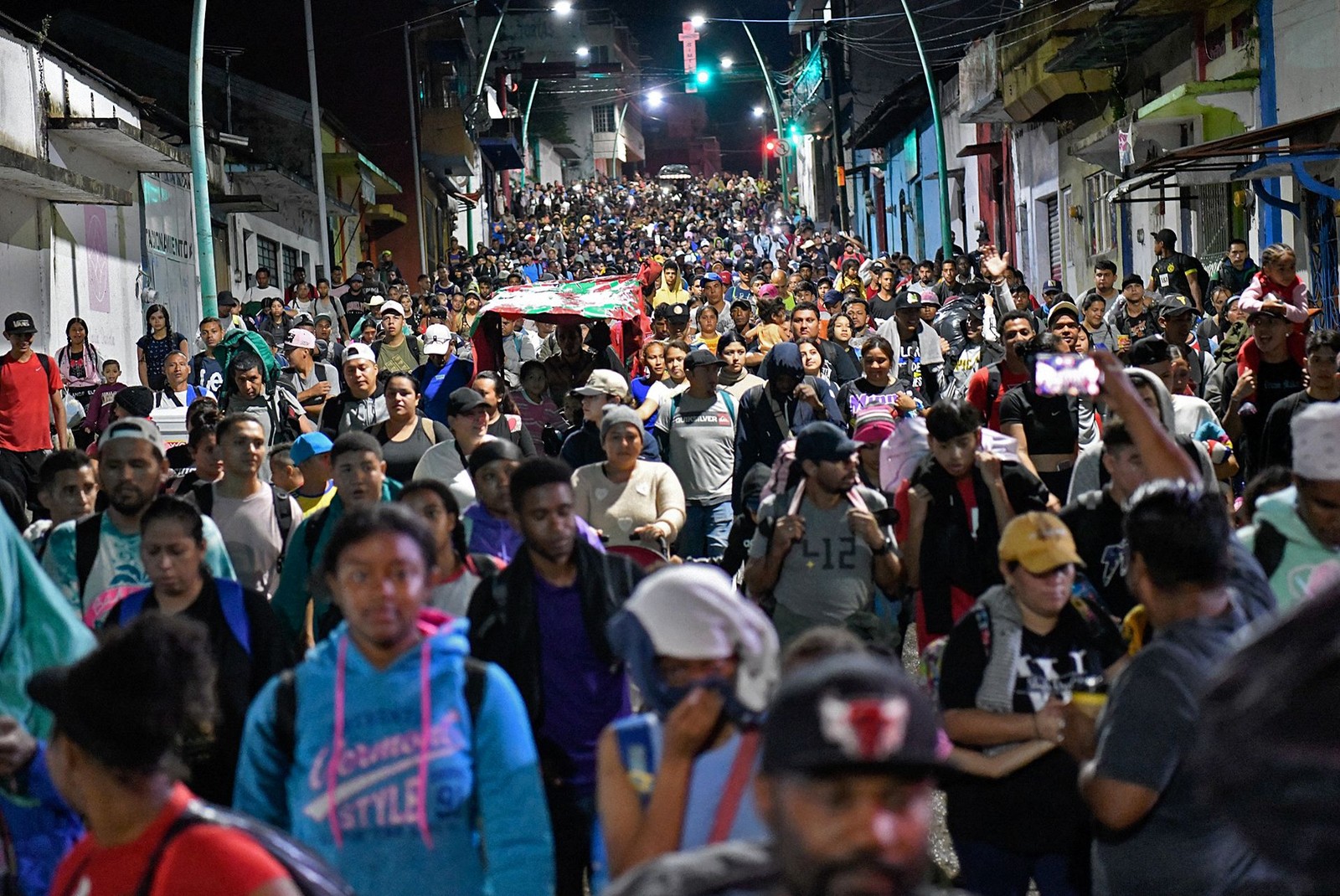 Trump chama a entrada de migrantes sem visto de “invasão” e ameaça aplicar tarifas de 25% às importações mexicanas se o governo não conter a chegada de estrangeiros sem documentos — Foto: Isaac Guzman/AFP