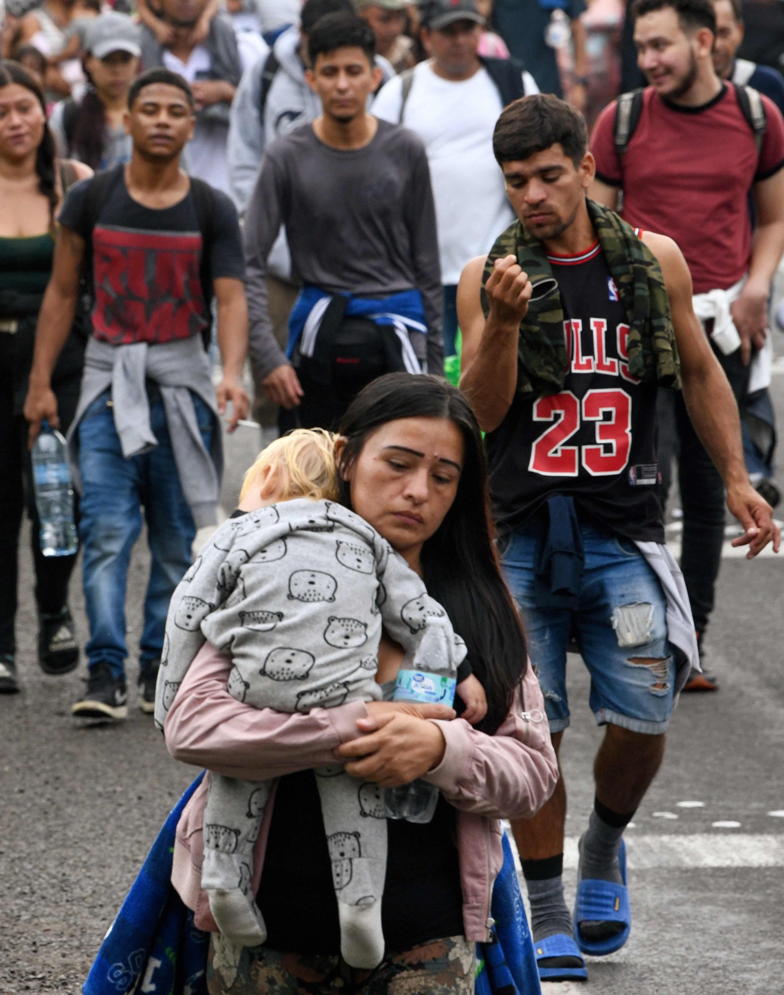 Número de migrantes encontrados sem documentos na fronteira caíram de 250 mil em dezembro passado para quase 54 mil em setembro deste ano — Foto: Isaac Guzman/AFP