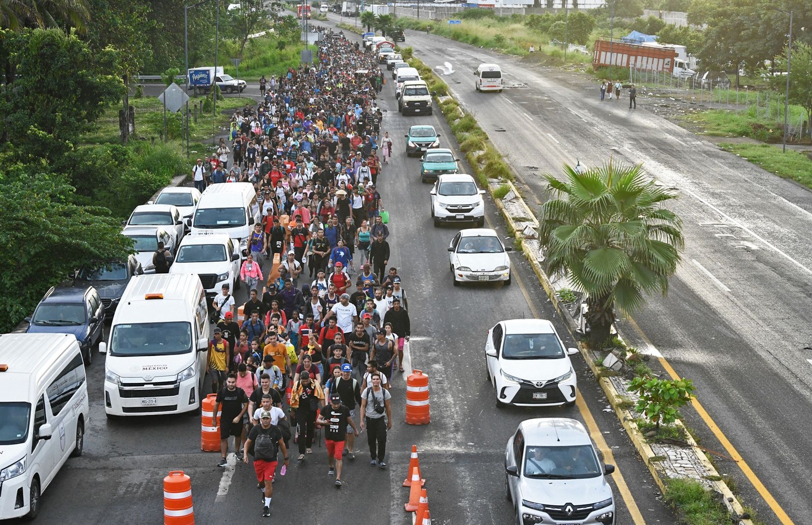 A coluna avançou da cidade de Tapachula, no estado de Chiapas, na fronteira com a Guatemala, pouco antes do amanhecer para se dirigir à rodovia — Foto: Isaac Guzman/AFP