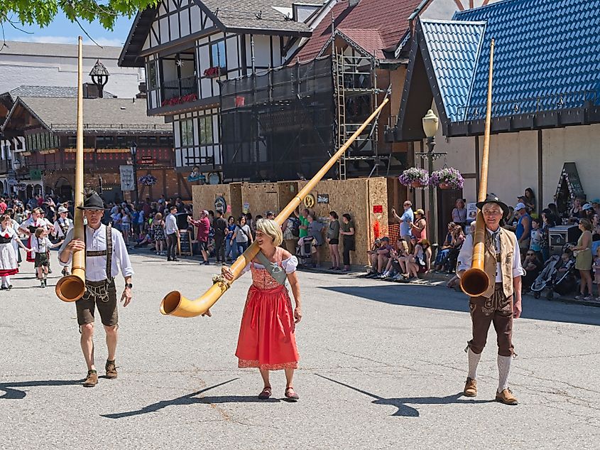 8 cidades em Washington que o transportam para o passado 3 Leavenworth, Washington, tem raízes germânicas. Na foto aqui estão os moradores que celebram um festival étnico alemão.