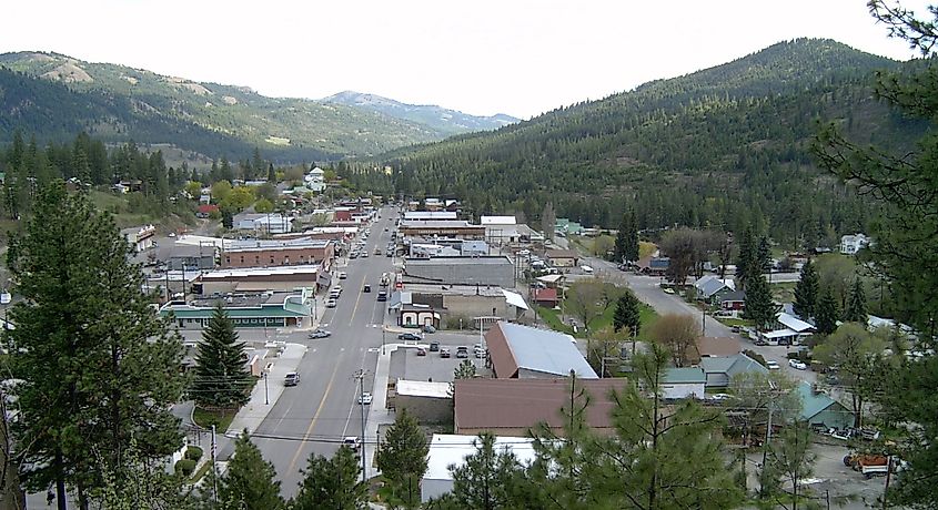 8 cidades em Washington que o transportam para o passado 4 Olhando para o sul da Klondike Mountain, pela Clark Ave, na República, Washington.