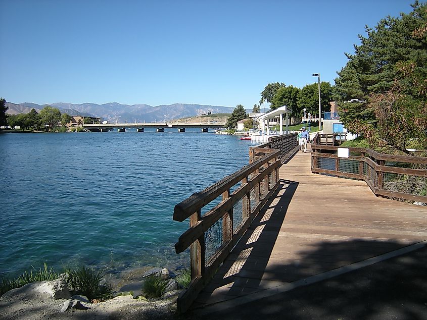8 cidades em Washington que o transportam para o passado 6 Vista do Chelan Riverwalk em Chelan, Washington.