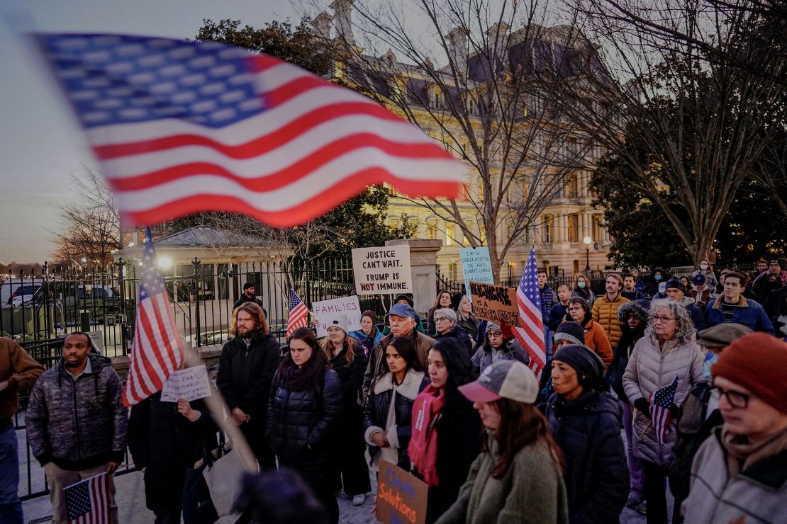 As pessoas se reúnem em apoio ao financiamento federal e em oposição à ordem de Trump de pausar todos os subsídios e empréstimos federais perto da Casa Branca na terça -feira.