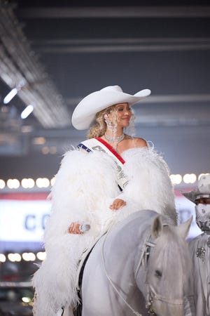 Previsões do Grammy vencem para Beyoncé, Sabrina Carpenter 2 Beyonce tocou músicas de seu Grammy "Cowboy Carter" Pela primeira vez, no dia do dia de Natal, em Houston, onde os texanos tocaram o Baltimore Ravens.
