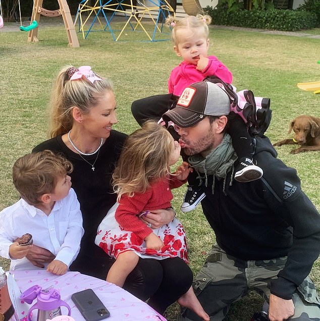 A lenda do tênis Anna Kournikova Sparks grande preocupação na primeira aparição pública em mais de dois anos 11 Kournikova e Iglesias compartilham três filhos, gêmeos Lucy e Nicholas, 7, e Mary, 4,