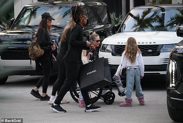 A lenda do tênis Anna Kournikova Sparks grande preocupação na primeira aparição pública em mais de dois anos 7 Kournikova estava vestido com um conjunto de ternos de suor totalmente preto e óculos de sol