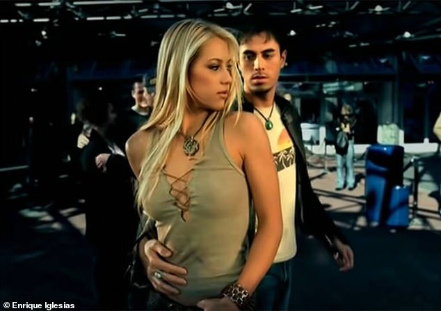A lenda do tênis Anna Kournikova Sparks grande preocupação na primeira aparição pública em mais de dois anos 10 O casal se conheceu no set do videoclipe do cantor espanhol para seu hit 'Escape' em 2001
