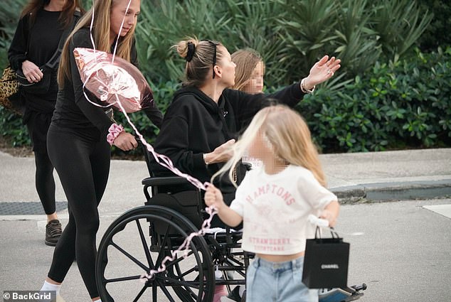 A lenda do tênis Anna Kournikova Sparks grande preocupação na primeira aparição pública em mais de dois anos 6 A russa, que não foi vista há dois anos, estava com suas duas filhas Lucy e Mary