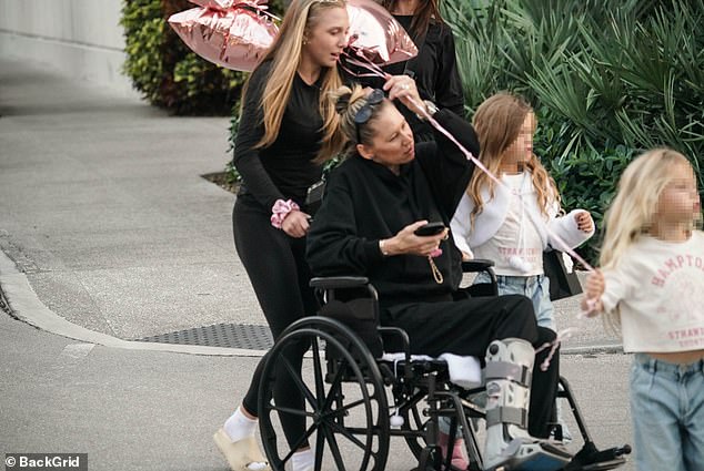 A lenda do tênis Anna Kournikova Sparks grande preocupação na primeira aparição pública em mais de dois anos 5 O ex -número 8 do mundo foi retratado usando uma bota ortopédica no pé direito