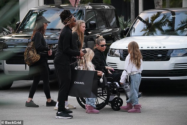 A lenda do tênis Anna Kournikova Sparks grande preocupação na primeira aparição pública em mais de dois anos 1 A lenda do tênis foi vista em Bal Harbor, um shopping center, em Miami
