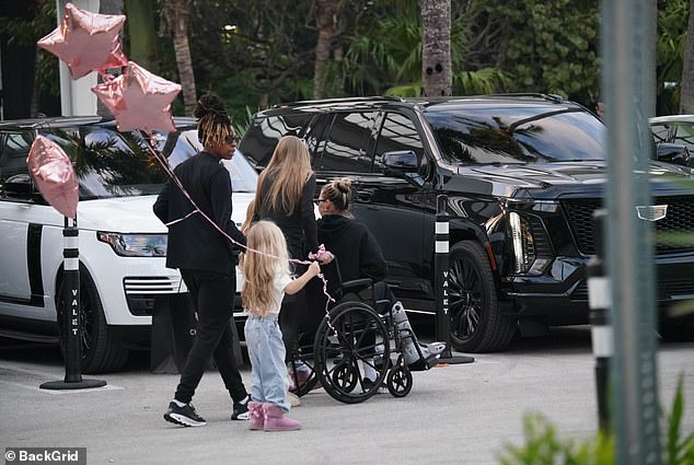 A lenda do tênis Anna Kournikova Sparks grande preocupação na primeira aparição pública em mais de dois anos 8 A estrela do tênis virou modelo e usava suas longas madeixas loiras raspadas de volta em um coque