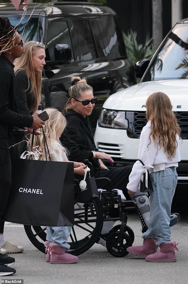 A lenda do tênis Anna Kournikova Sparks grande preocupação na primeira aparição pública em mais de dois anos 4 Em uma foto, o dedo mindinho de Kournikova pode ser visto embrulhado em uma banda rosa