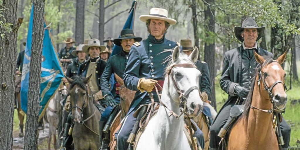 O general Sam Houston (Bill Paxton) cavalga ao lado de seus homens em 'Texas Rising'.