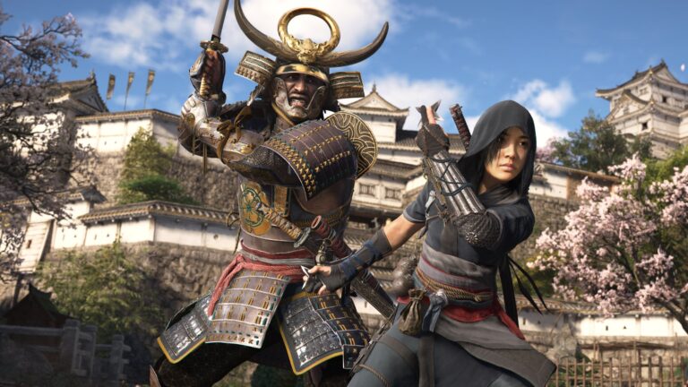 Samurai Yasuke e ninja Naoe posam em frente a um castelo japonês em uma captura de tela de Assassin's Creed Shadows