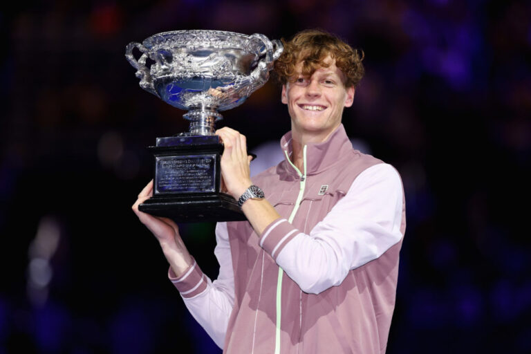 Jannik Sinner, da Itália, posa com a Norman Brookes Challenge Cup durante a apresentação oficial após a partida da final de simples masculino contra D...