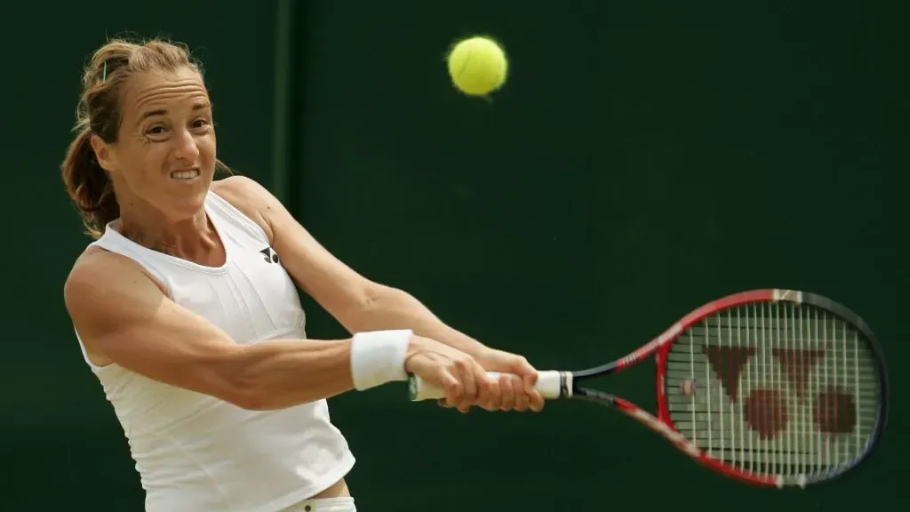 Antes de Serena e Venus Williams, as irmãs búlgaras que brilharam em tênis e desafiaram as probabilidades 1 Magdalena Maleeva durante o Wimbledon de 2005 (Clive Brunskill/Getty Images)