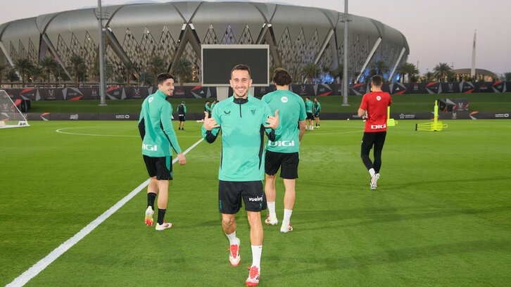 Um sorridente Berenguer posa no treino anterior do Athletic em Jeddah.